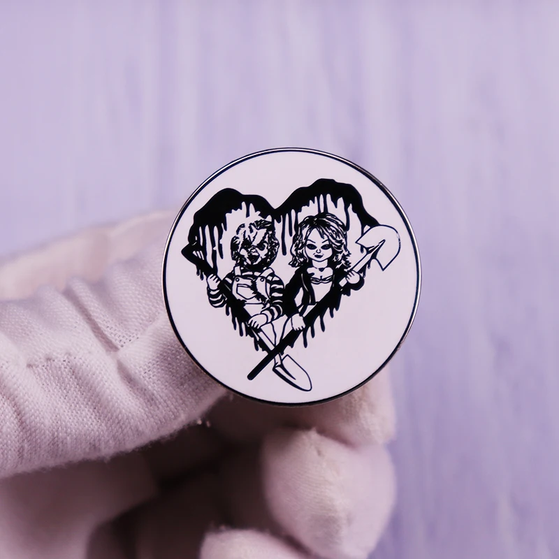 Брошь с надписью Bride Of Чаки Чаки-куклы и сердечки Tiffanyyy | Украшения аксессуары