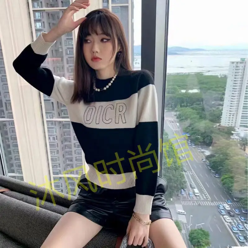 

Autumn and winter new-style monogrammed embroidered sweater black-and-white stitching round-neck pullover head-bang color sweate