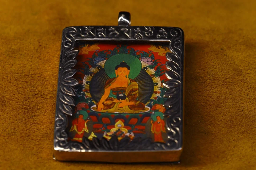 

2"Tibet temple Old Bronze Gilt silver Thangka Medicine Buddha Amulet Pendant Town House Exorcism Ward off evil spirits
