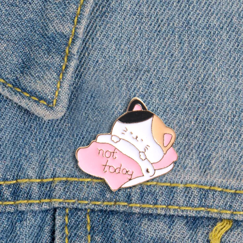 Металлическая эмалированная брошь в виде стёганого одеяла с мультяшным милым