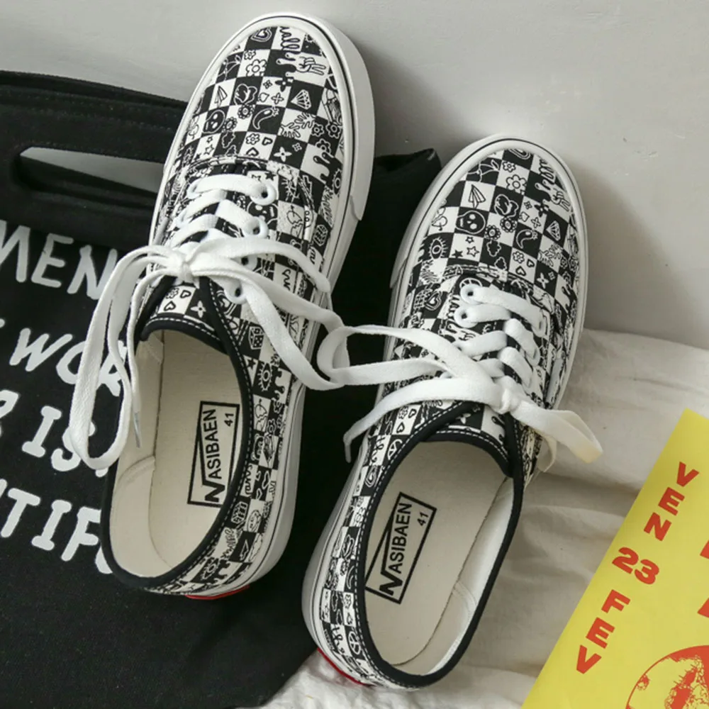 

New men's black and white graffiti printed canvas shoes, low-top outdoor casual skateboard shoes, youth fashion trendy shoes
