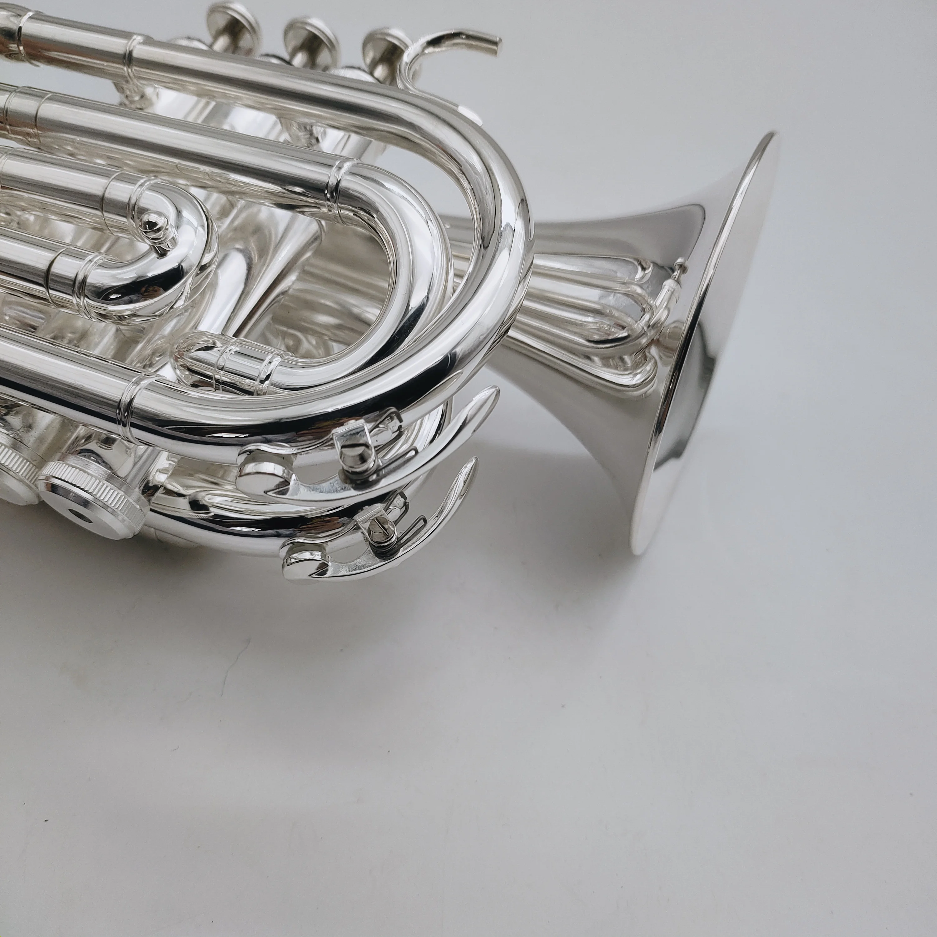 Профессиональный музыкальный инструмент Bach TR6500 Bb карманная труба с серебряным