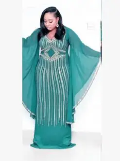 Женское платье с длинным рукавом украшенное стразами и бусинами в европейском