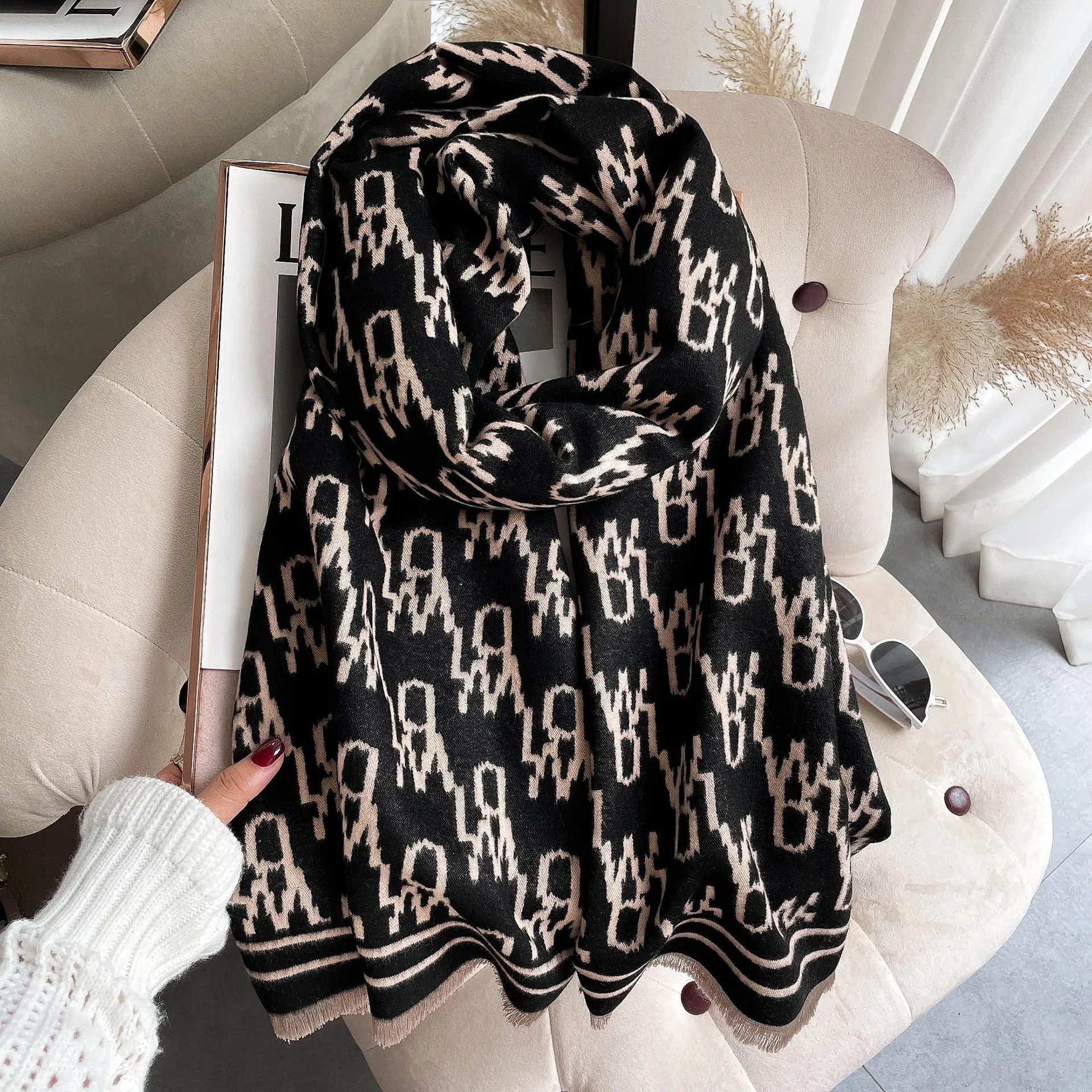 

Luxury Brand Warm Scarf for Women Letter Print Shawls Wraps Cashmere Feel Winter Tassel Scarves Thick Large Blanket Scarfs