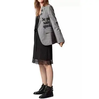 Женская серая куртка в клетку с вышитыми буквами на груди | одежда