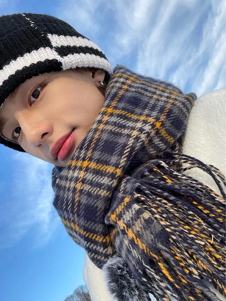 

KPOP Stray Kids Scarf Hyun-Jin Fashion Warm Woolen Plaid Tassel Scarf Winter Men And Women Decorations Gifts S44