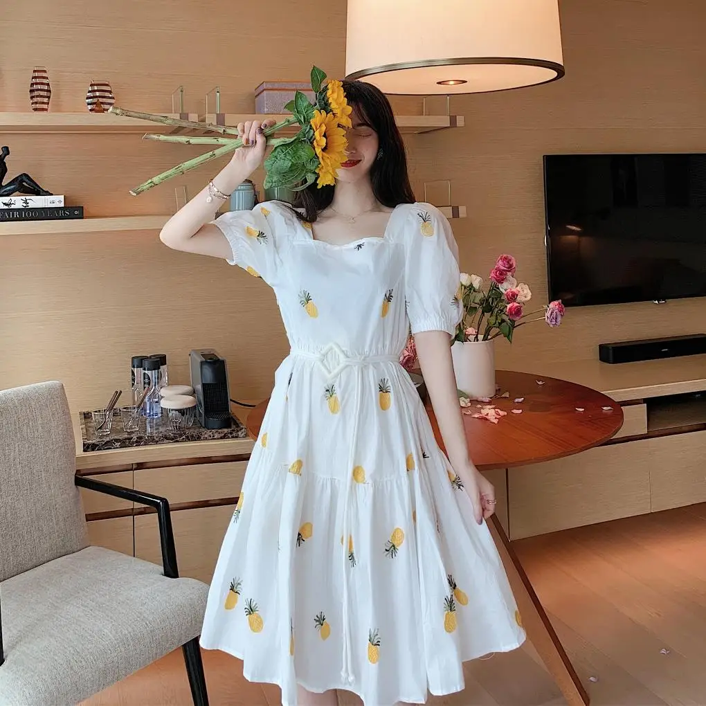 Новинка весна-лето 2021 стильное платье с квадратным вырезом и вышивкой в виде