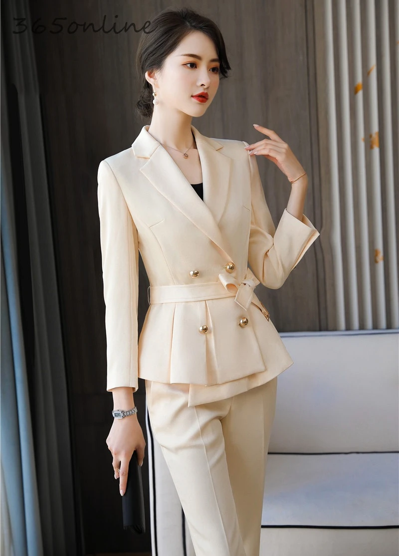Элегантные бежевые модные стильные женские деловые костюмы весенне осенние