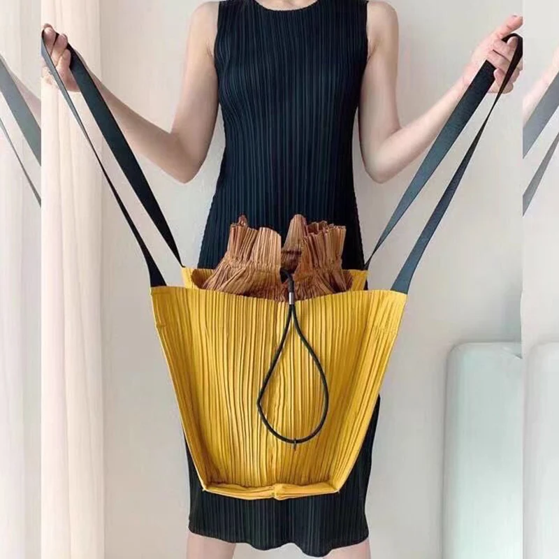 

Retro Contrast Color Drawstring Drawstring Large Capacity Pleated Handbag Ladies New Style Underarm Bag Fashionable Shoulder Bag