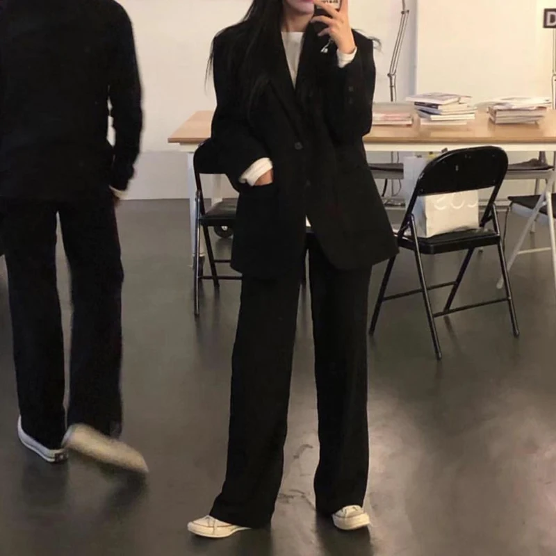 Женский брючный костюм для работы черный свободный пиджак с надрезом +