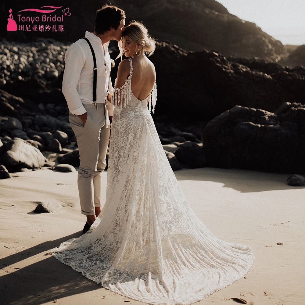 Свадебное платье с уникальной отделкой листьями садовое минималистичное