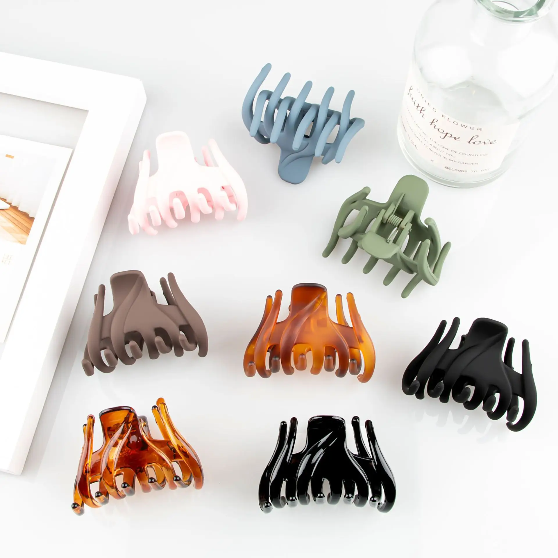 

Women's Small Hair Clips Matte Spray Paint Ponytail Clip Fashion Newest Strange Hand Clips Simple Shark Clip Hair Clips