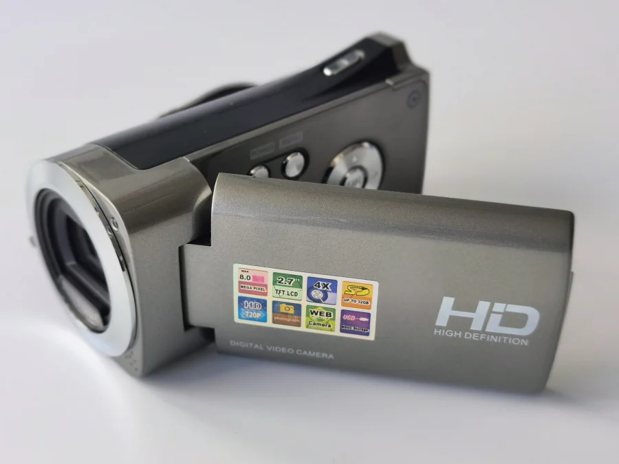 HD720P цифровая видеокамера с 2 7 дюймовым TFT-дисплеем и 4-кратным цифровым зумом |