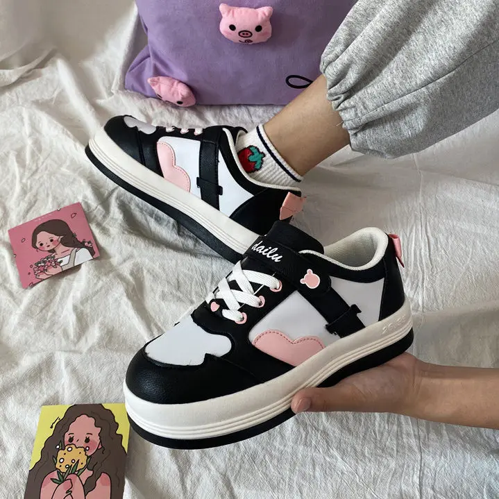 Женские кроссовки Лолита черные или синие с мультяшным рисунком в стиле пэчворк