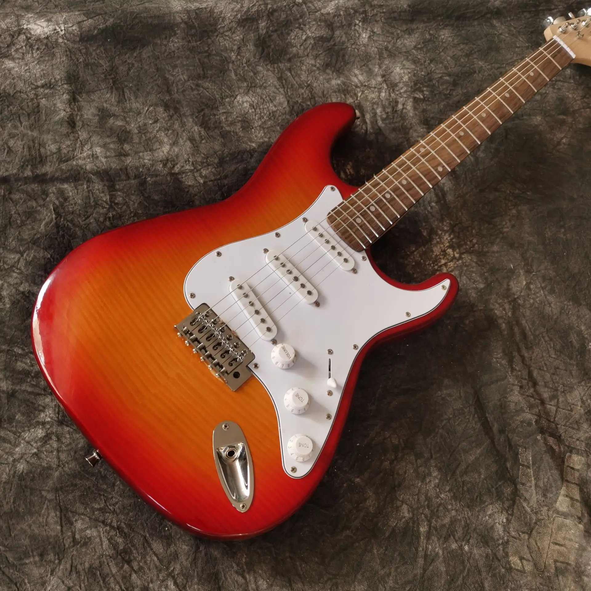 

Sunburst color tiger flame Electric Guitar.handmade 6 stings gitaar.rosewood fingerboard.white pickguard,real photos