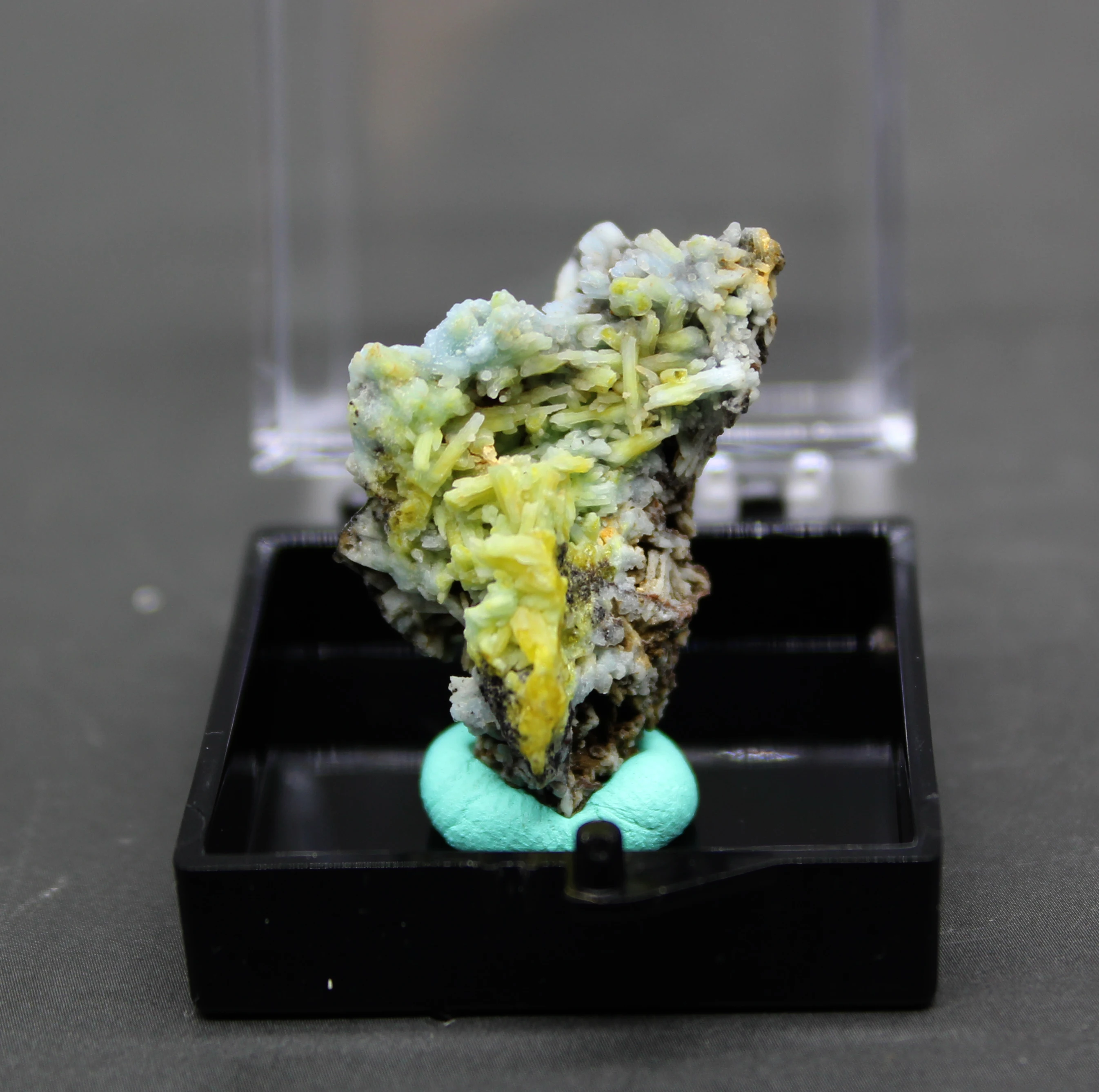 

100% Natural water Pyromorphite mineral specimen stones and crystals collection gemstones quartz from China (box size 3.4 cm)