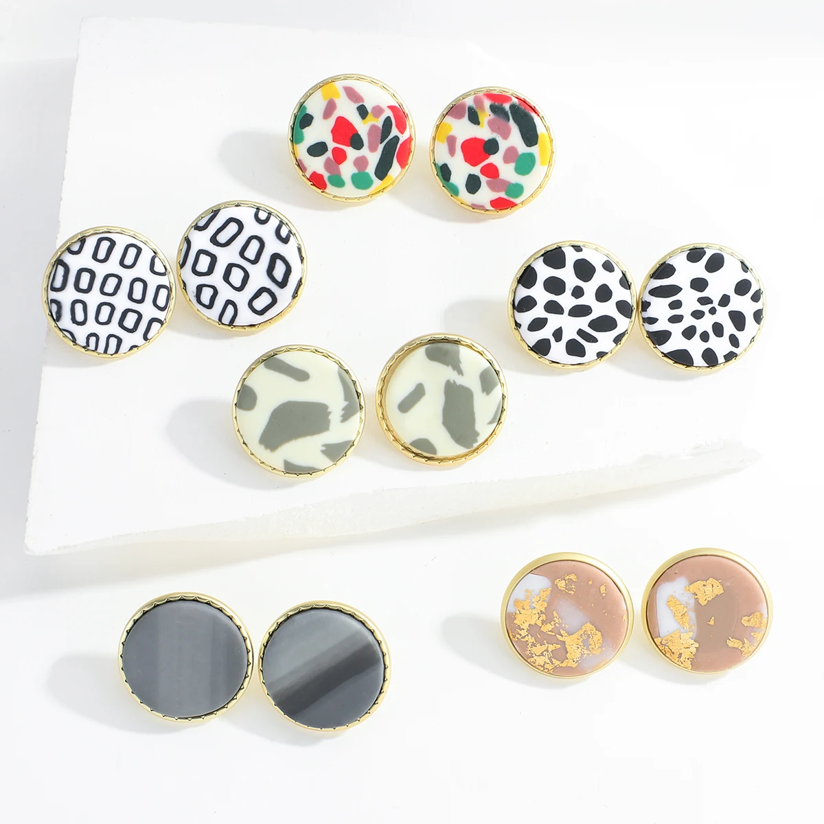 

Серьги-гвоздики женские круглые из полимерной глины с ярким принтом