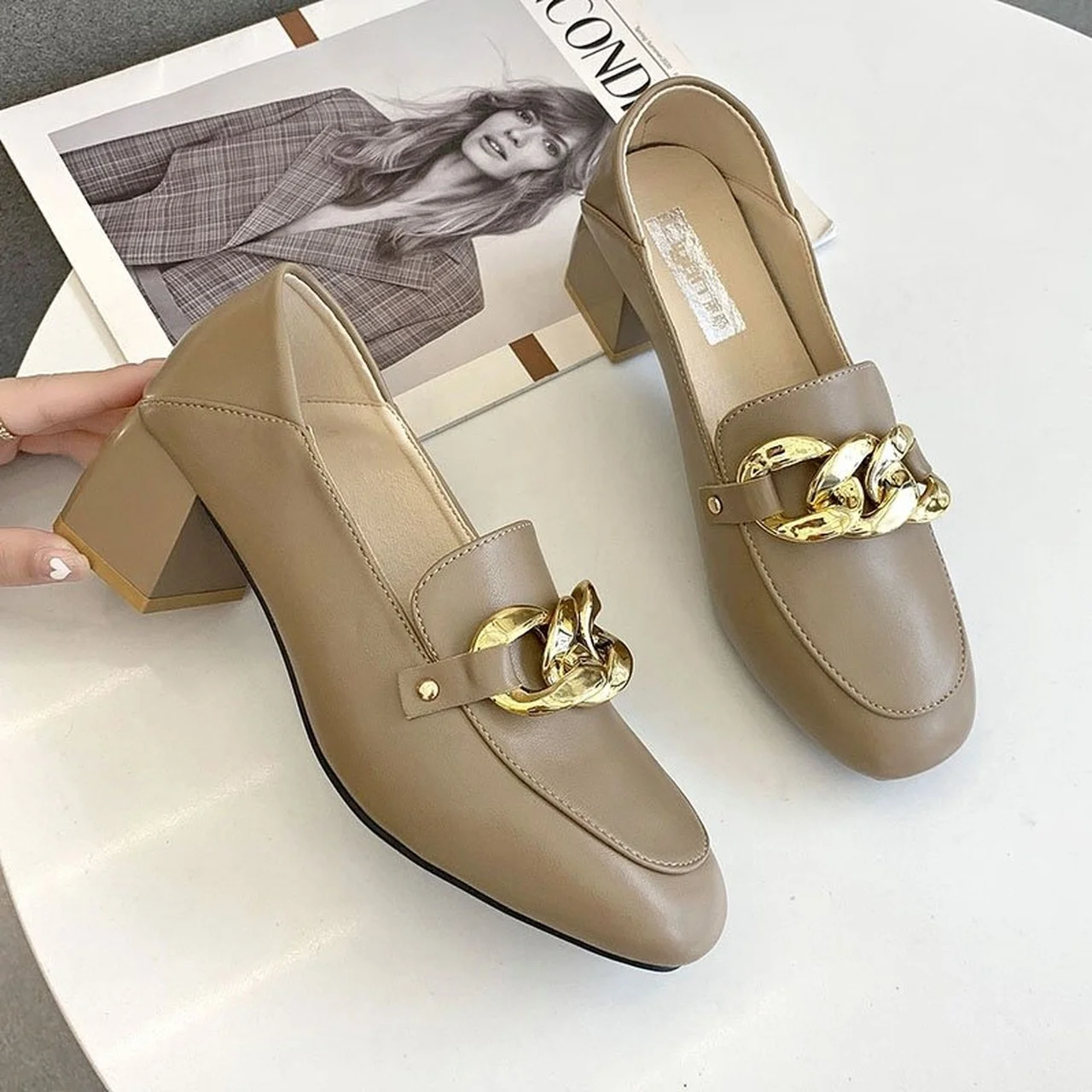 

2021 New Summer British Style Leather Shoes Women White Fashion Metal Chain Large Size Thick Heel Single Shoes Female Loafers