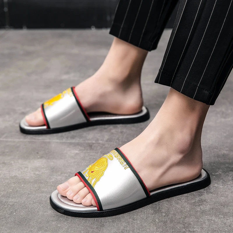 

Fashion Men Slippers Summer Men Comfortable Slippers Beach Water Sandals Outdoor Leisure Slippers Trendy Men Black White Slides