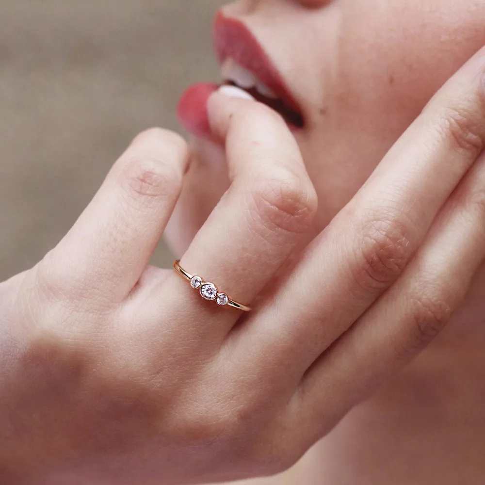 Женское кольцо с 3 фианитами минималистичное изящное тонкое простого дизайна