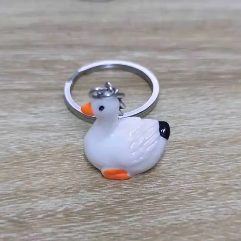 Брелок с маленькой желтой уткой из мультфильма лебедем подвеска в сумку