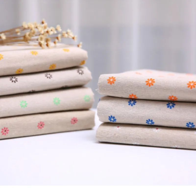 Прямоугольная скатерть в современном скандинавском стиле с рисунком маргариток