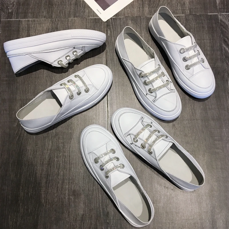 Белые туфли женские на плоской подошве со стразами и шнуровкой удобные