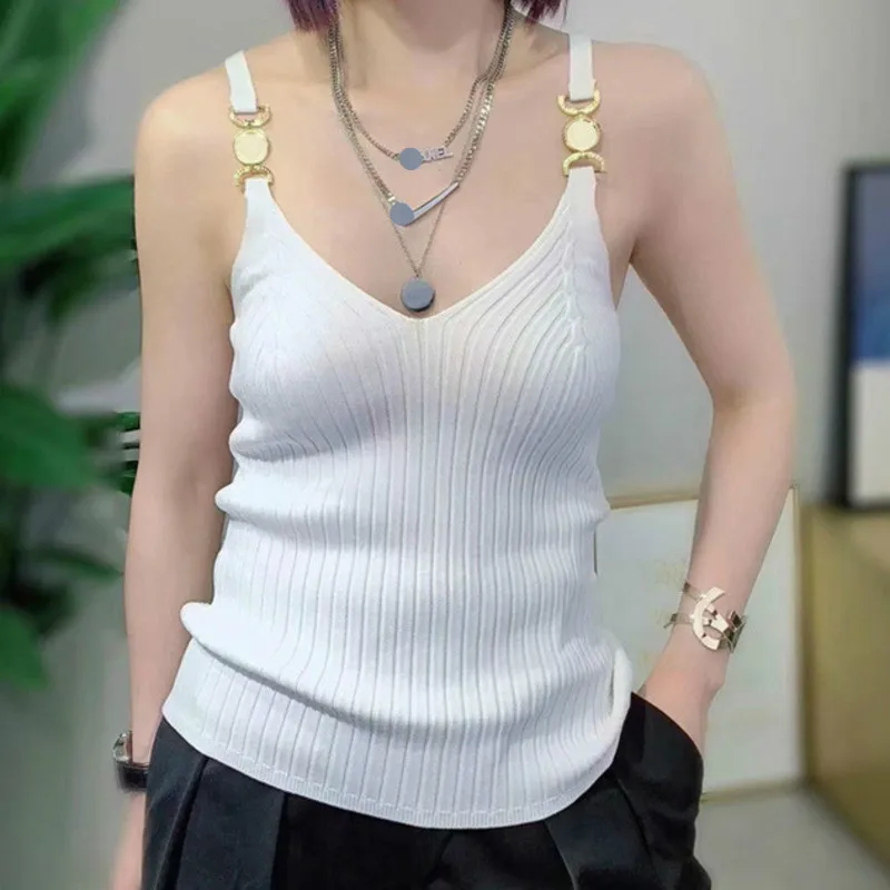 Майка женская трикотажная без рукавов с V-образным вырезом и металлической