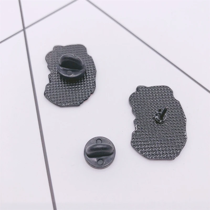 Эмалированная брошь в форме бутылки красного или синего цвета с клубничкой