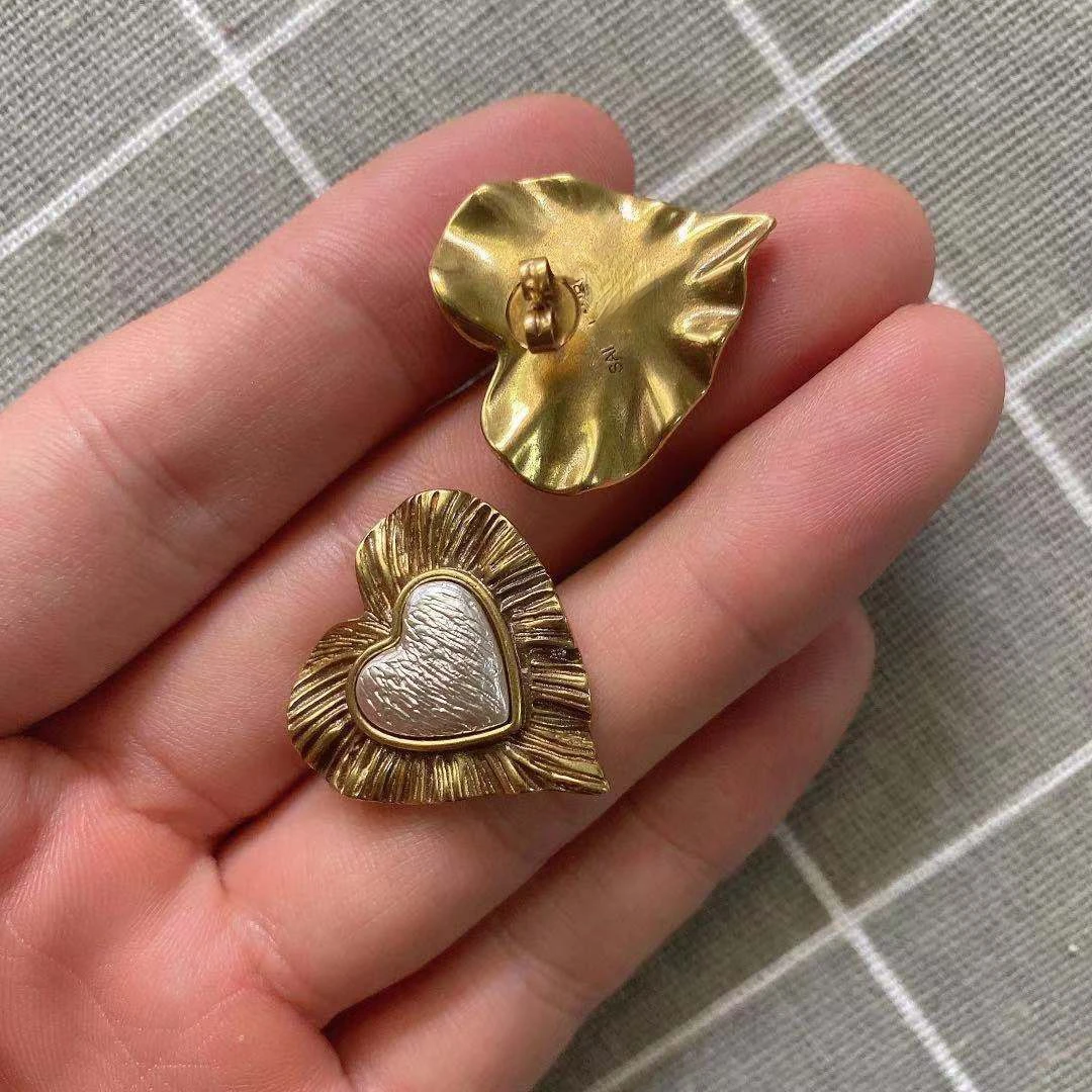 

Old brass love retro earrings French pearls medieval earrings female niche design fashion earrings