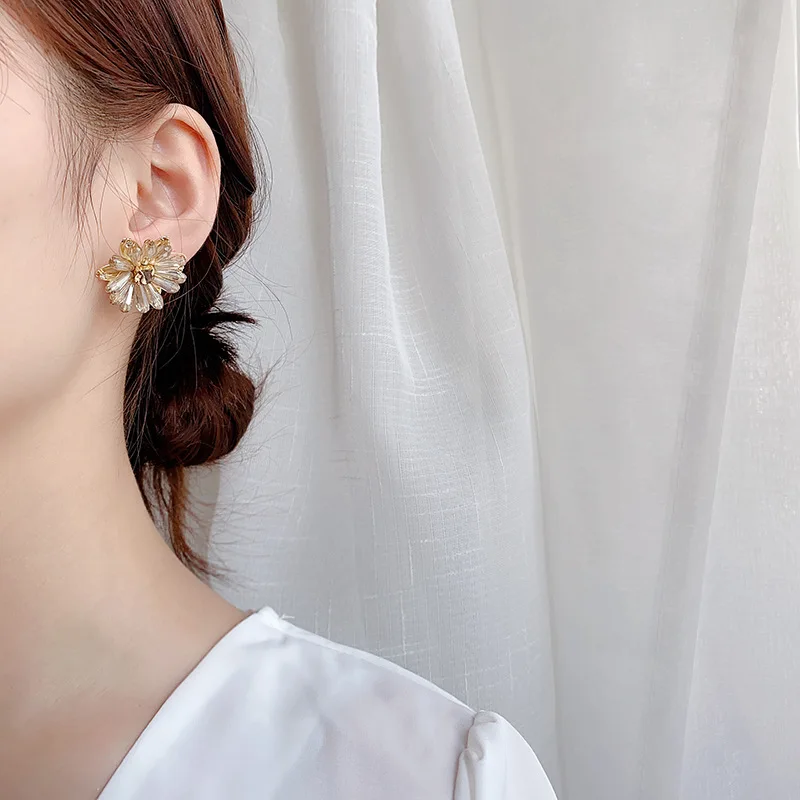 

Small daisy earrings crystal flower earrings female tea petals Korean version of super fairy s925 silver needle light luxury ear