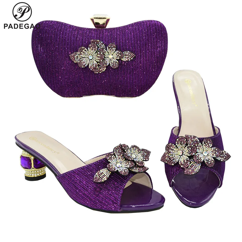Комплект из итальянских туфель и сумочки фиолетового цвета в нигерийском стиле