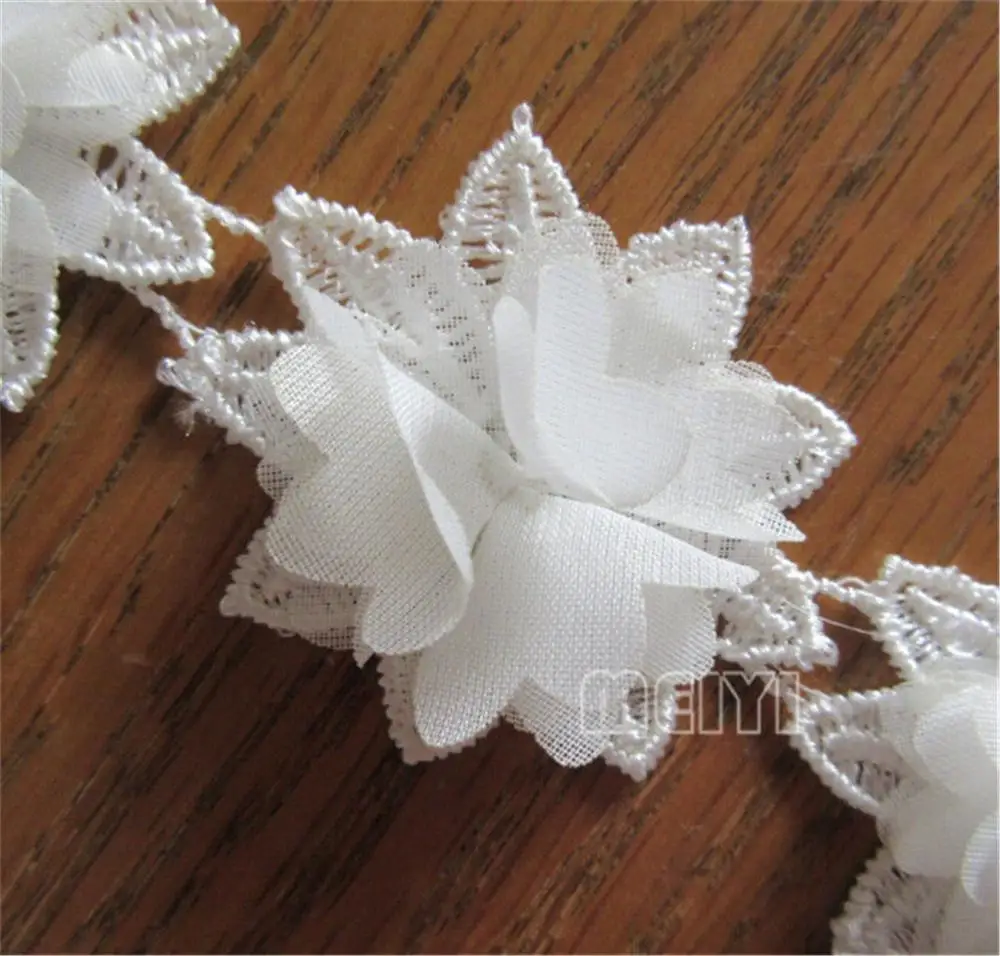 2 ярдов белого цвета из полиэстера с цветочной вышивкой и кружевной каймой