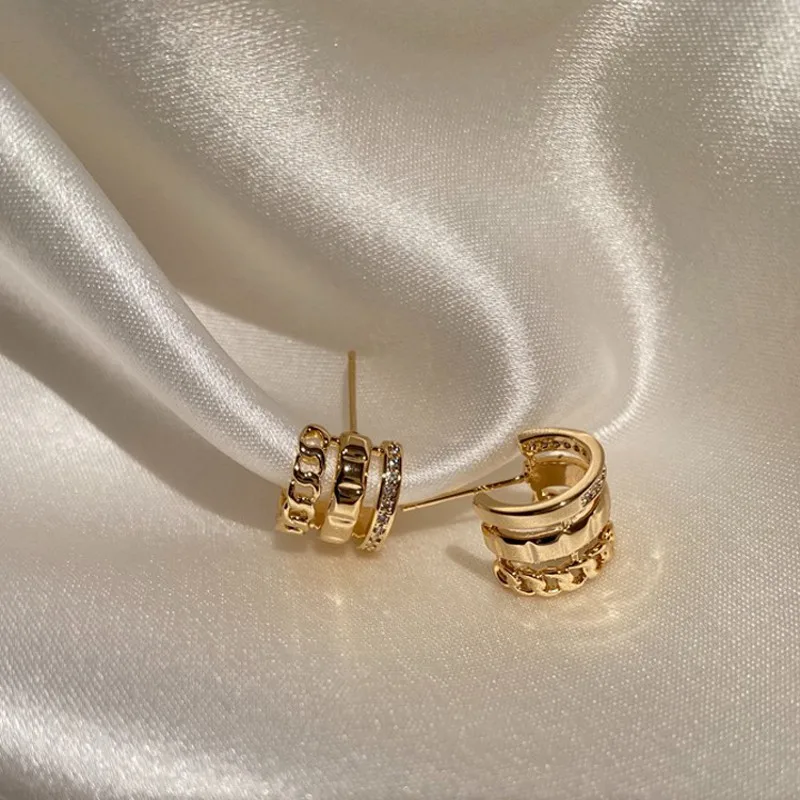 

Minimalist French Blingbling Rhinestone Filled Chain Three Rows Wide Cuff Shape Stud Earrings for Women Small Huggies Earrring