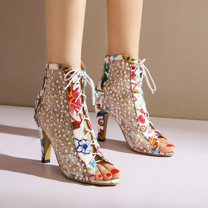 Женские летние ботинки на шпильках белые черные с открытым носком ремешком