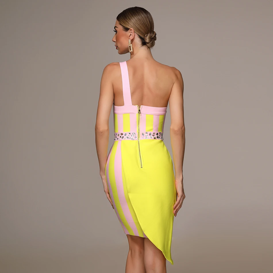 Новинка лета 2021 платье на одно плечо необычное Бандажное с бусинами без бретелек