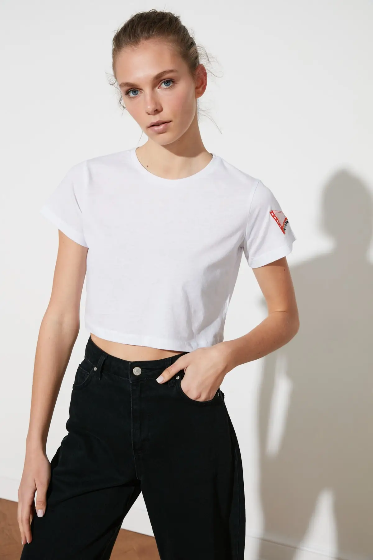 Укороченная трикотажная футболка с вышивкой Trendyol TWOSS21TS0093 | Женская одежда