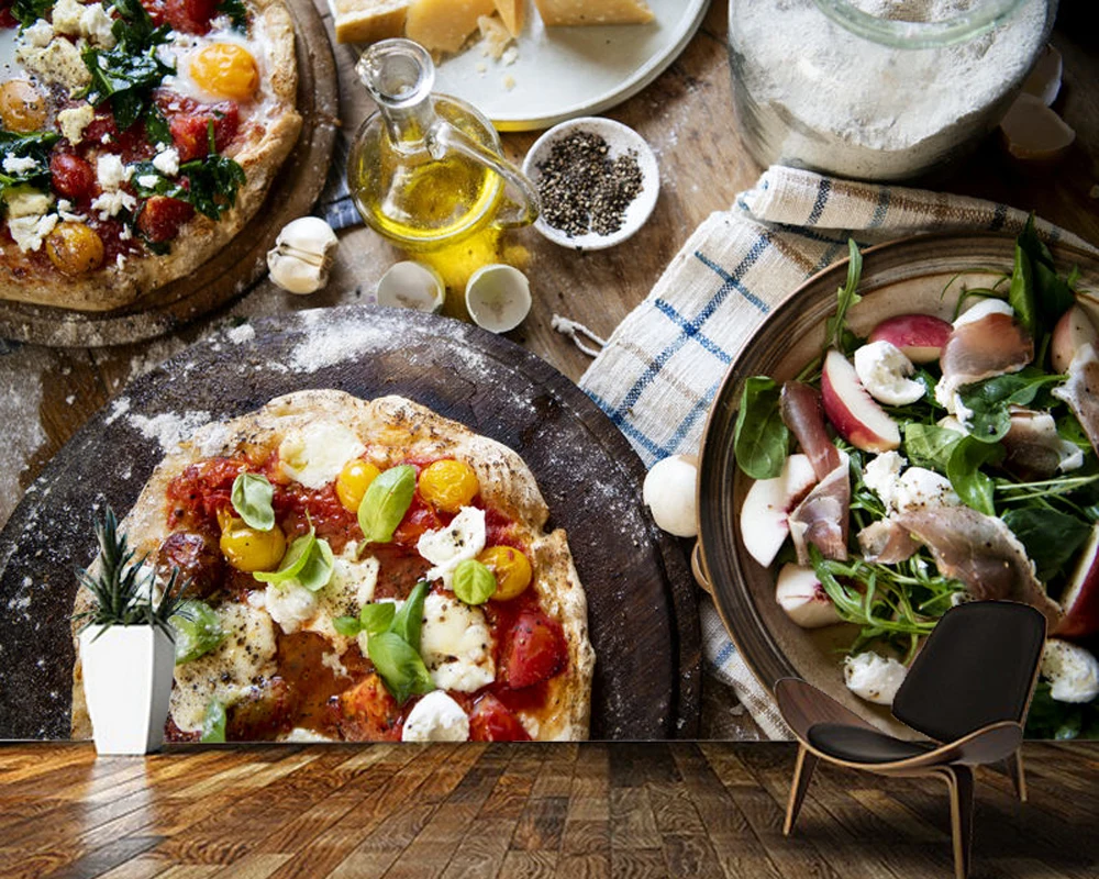 Пицца на красном фоне. Починки пицца. Телефонный номер чтобы заказать пиццу. Починки пицца. Починки пицца.