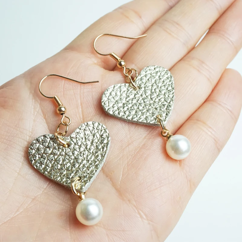 Женские серьги-подвески из натуральной кожи с жемчугом | Украшения и аксессуары