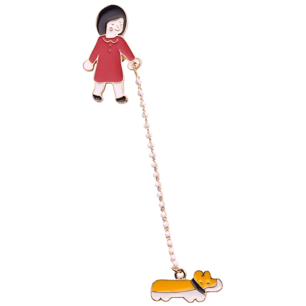 Симпатичная маленькая девочка прогулка собака скакалка набалдахивающая шары