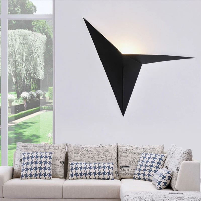 Светодиодный настенный светильник в виде треугольника скандинавском помещении