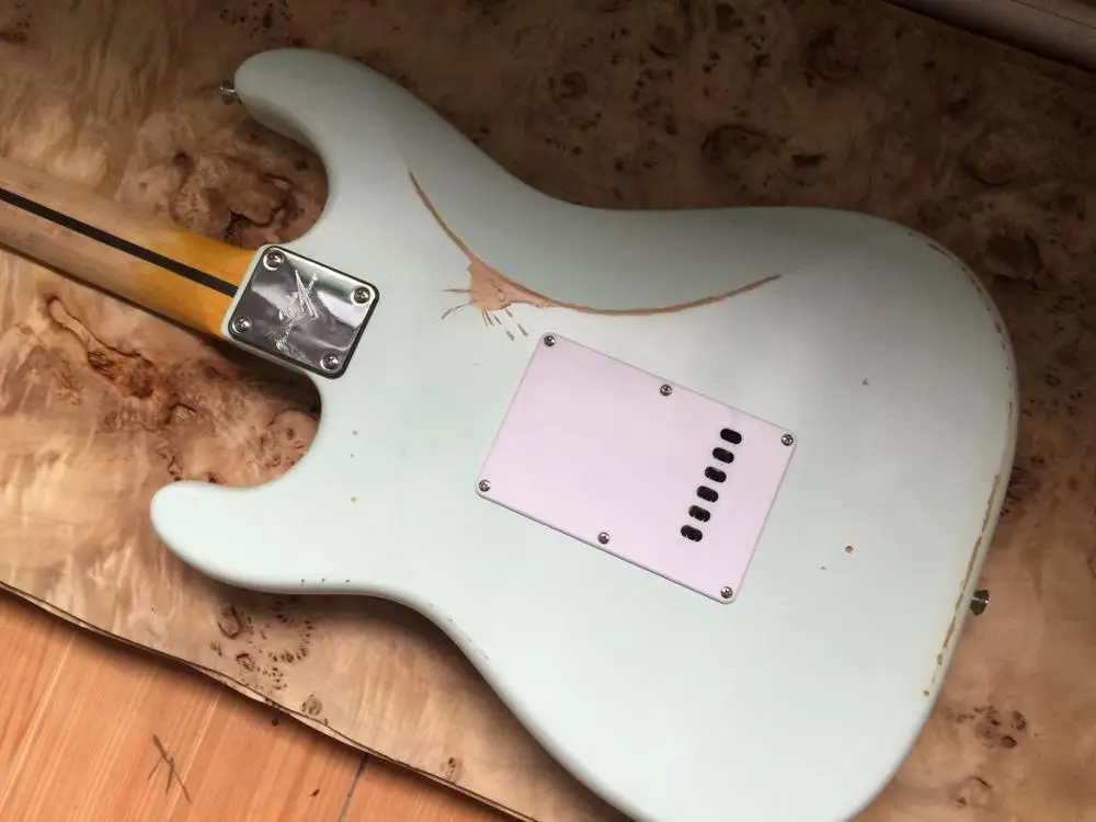 En stock Guitarra elуглеводородная рельефная древесина. El día se desvanece para hacer повторные