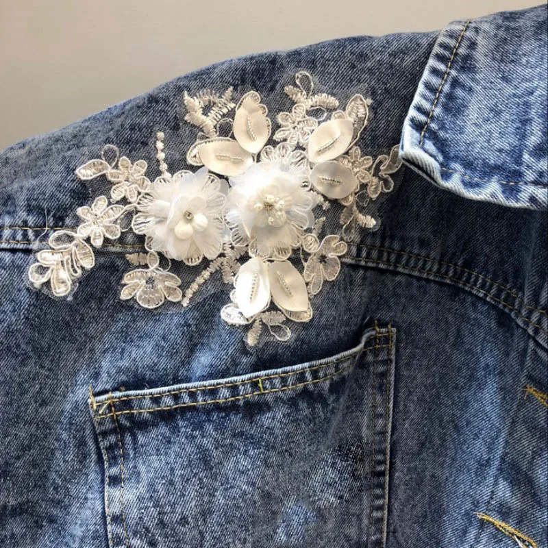 Женская джинсовая куртка короткая однобортная с отложным воротником вышивкой и