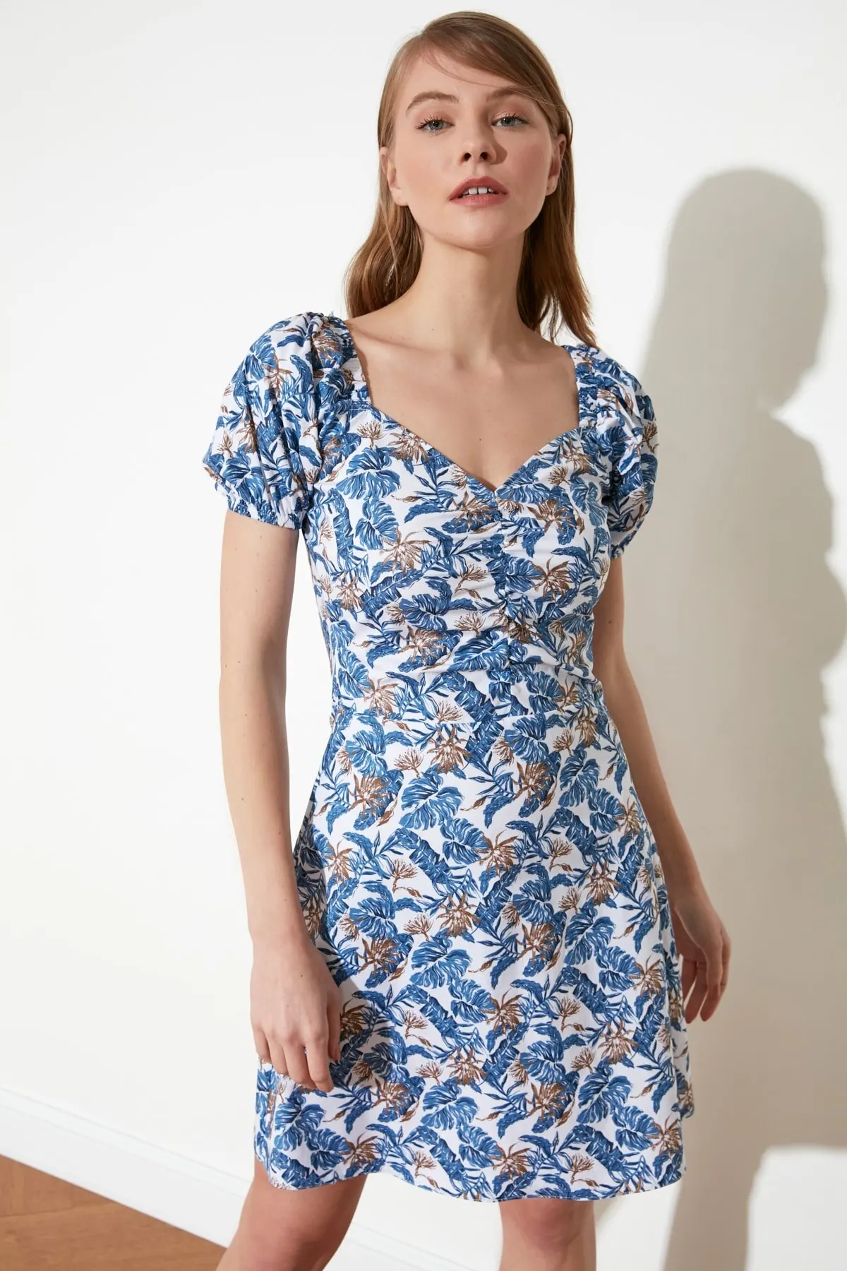 

Женское платье с цветочным узором