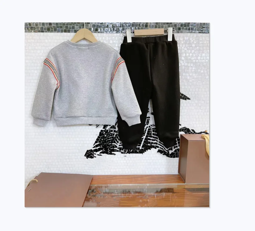 

2021 осенне-зимний Топ высокого качества модный бренд плечевой шов полосатый плюшевый свитер + спортивные брюки комплект для мальчиков и дево...