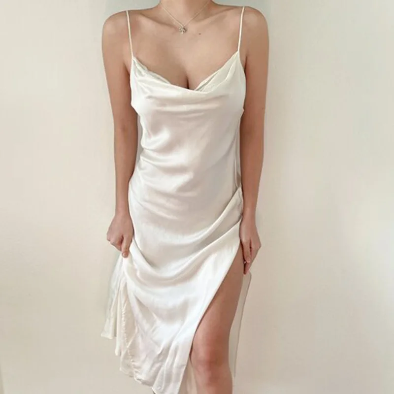 Женская атласная юбка на бретельках однотонная облегающая без рукавов с лямкой