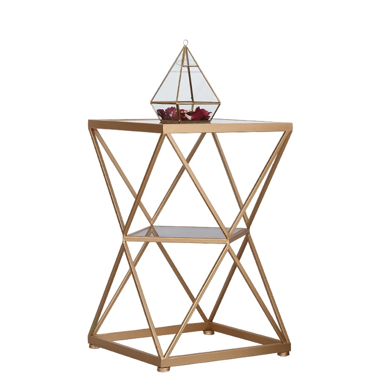 Двухэтажный золотистый журнальный столик простая гостиная балкон диван углы