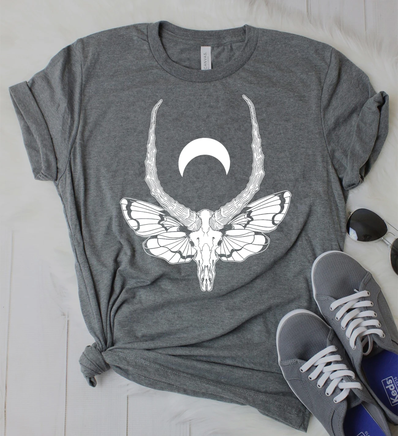 Женская готическая футболка с черепом кристаллами Луной и смертью молью язычник