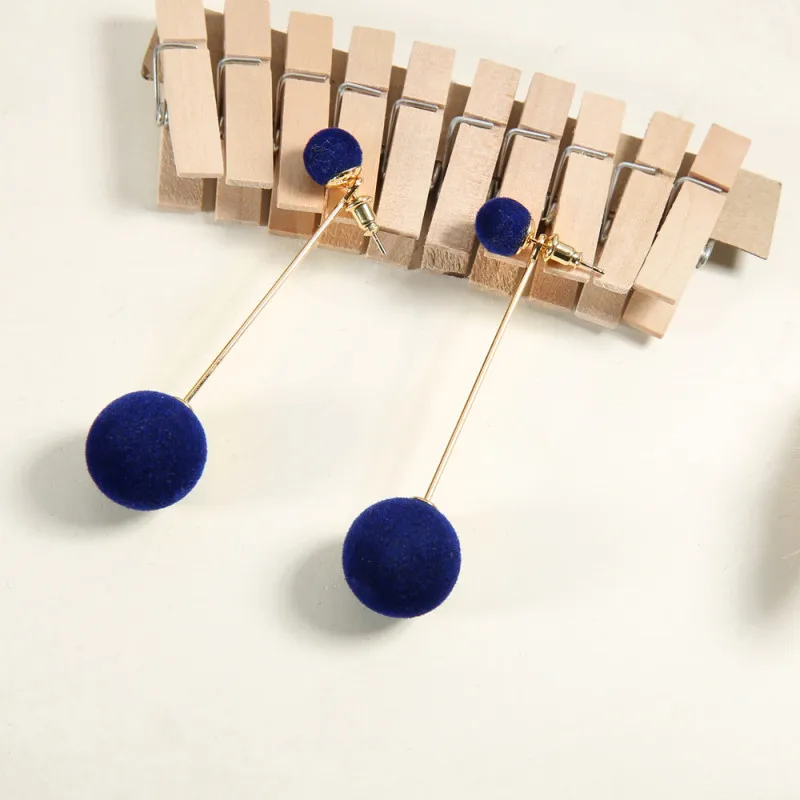 Женские простые серьги в виде плюшевых шариков длинные висячие Корейском стиле с