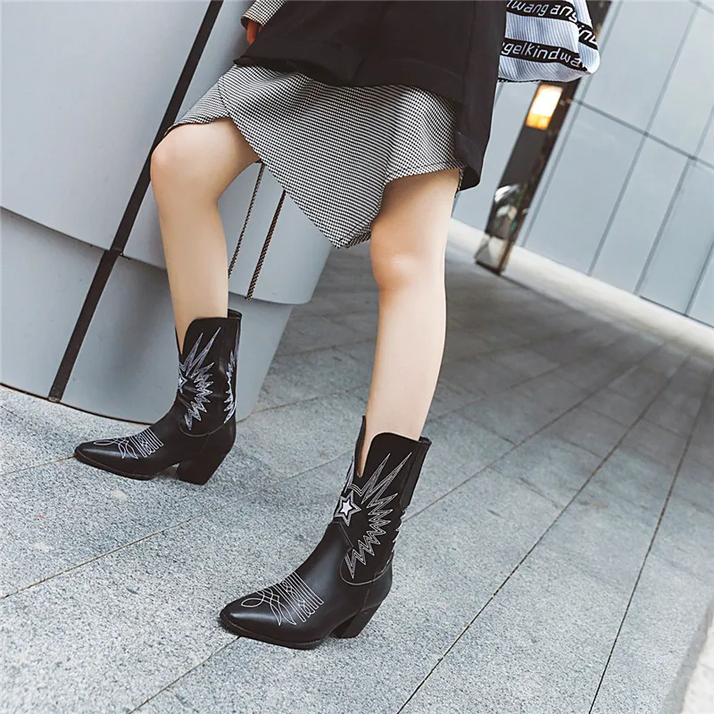 YMECHIC/осень 2020 Новое поступление Обувь на квадратном каблуке с вышивкой Черные и